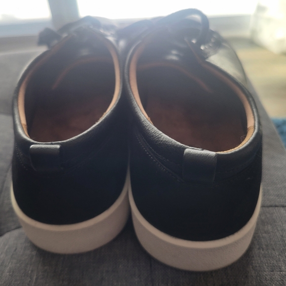 Vionic women's leather black Winnie black sneakers - Picture 3 of 6